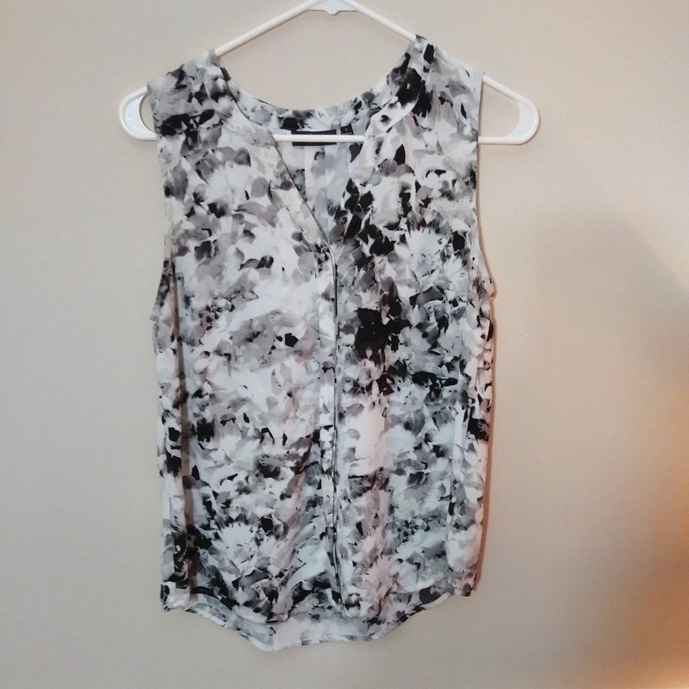 Apt 9 Black and White Floral Blouse small